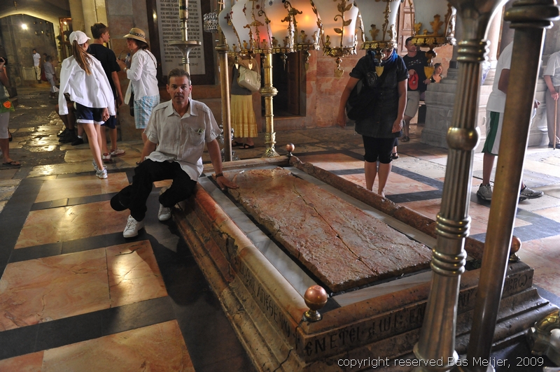 DSC_1615.jpg - Inside the church of the Holy Sepulchre: the Stone of Anointing, were the body of Jesus Christ was laid down after his body was taken from the cross.