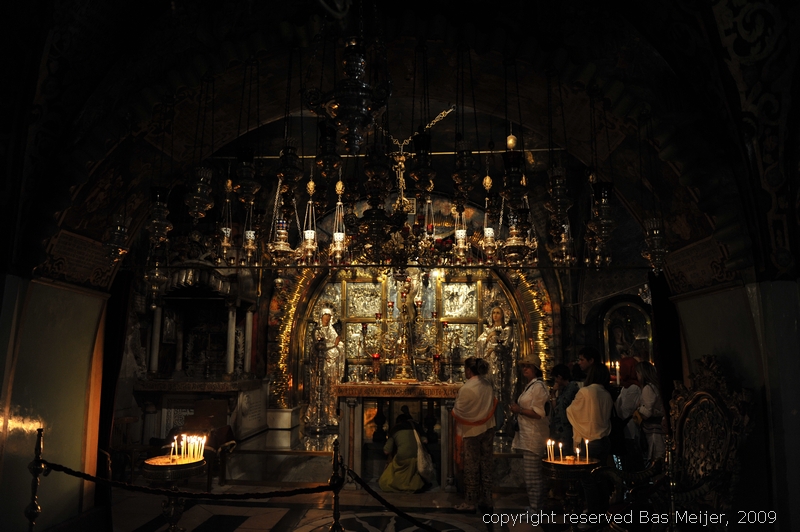 DSC_1627.jpg - Inside the Church of the holy Sepulchre: a chapel by the Greek Orthodox where one can stand in a large queue for a turn to the top of the Golgotha rock, the place where Jesus was cruzified.